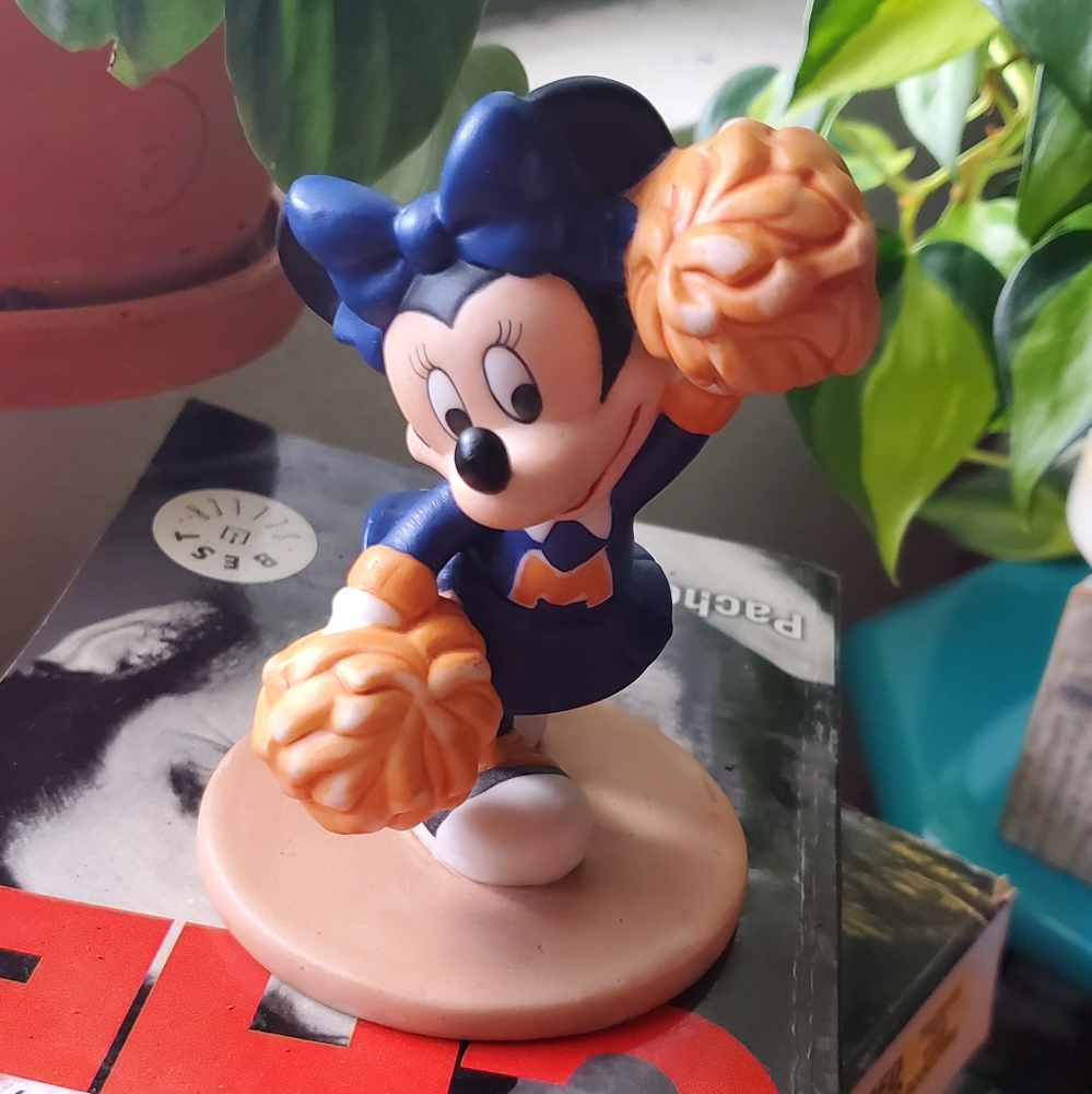 Cheerleading minnie figurine